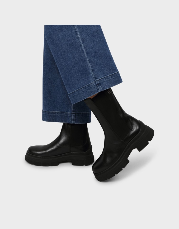 ESSENTIAL LEATHER CHELSEA BOOT