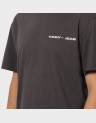 CLASSIC LINEAR CHEST TEE