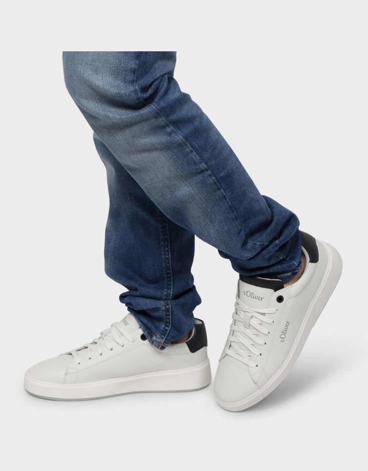 CASUAL V. SNEAKERS