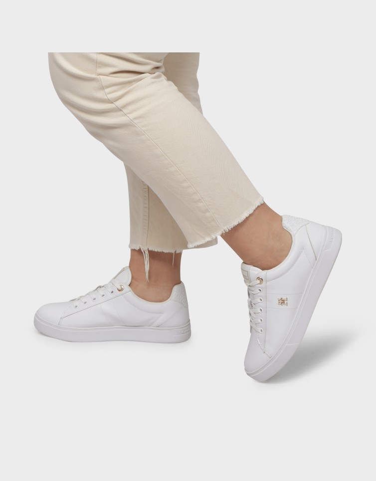 ELEVATED ESSENT SNEAKER