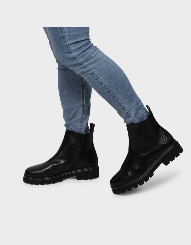 CHELSEA BOOTS