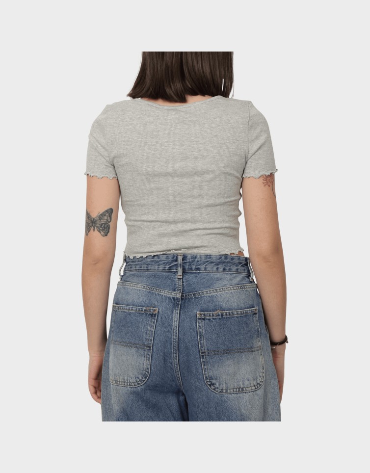BETTY LIFE S/S V-NECK TOP