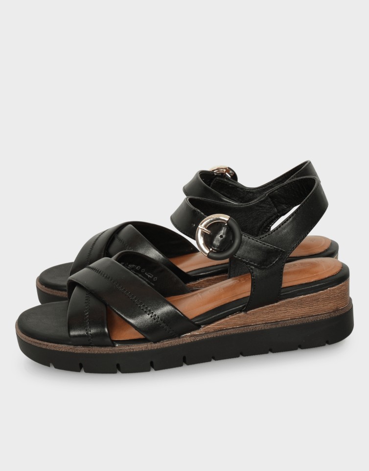 CROSSED SANDALS