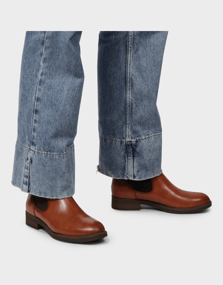 CHELSEA BOOTS