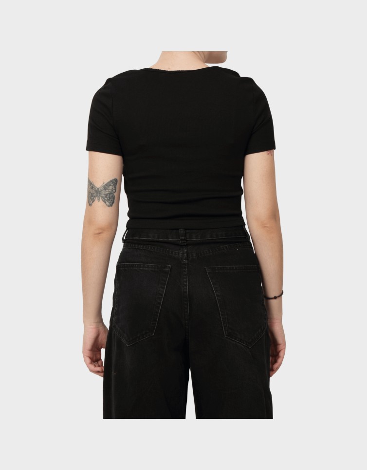 BETTY LIFE S/S SCALLOP V-NECK