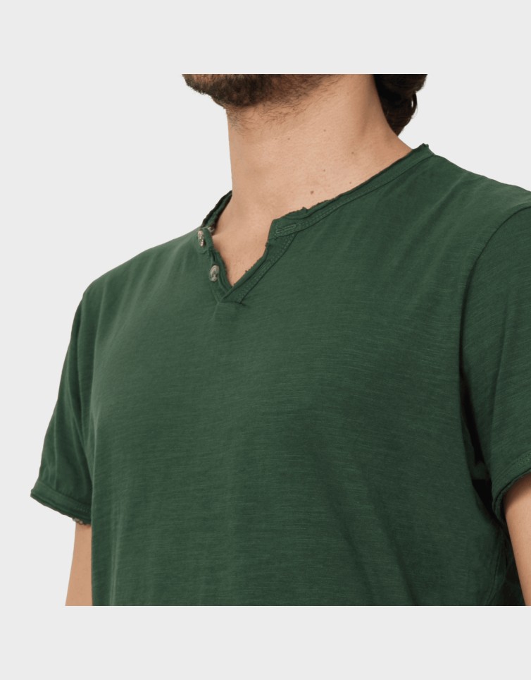 BASIC BUTTON TEE