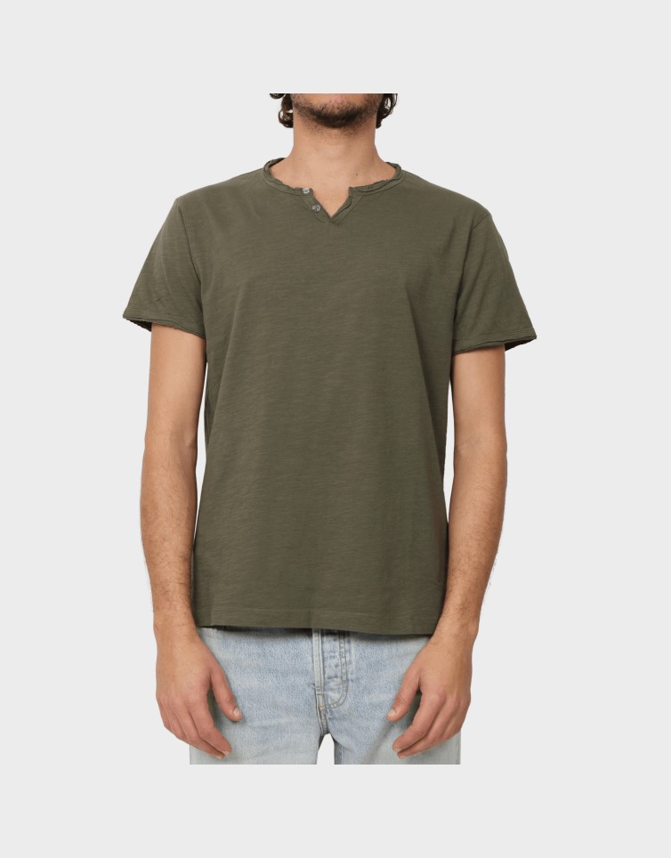 BASIC BUTTON TEE