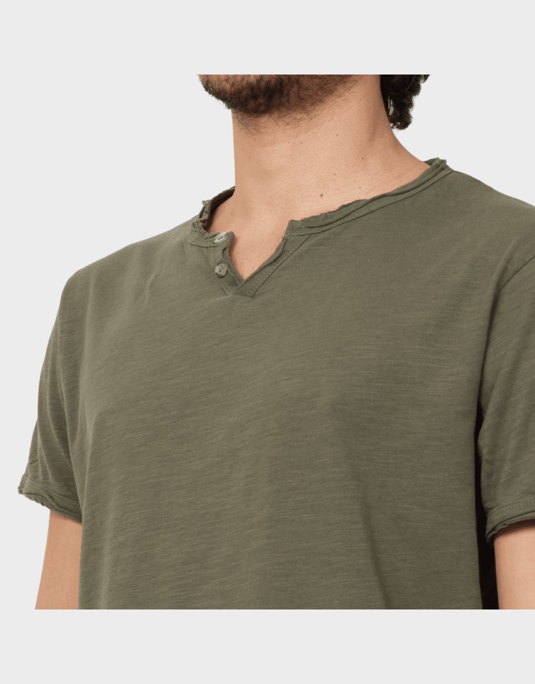 BASIC BUTTON TEE
