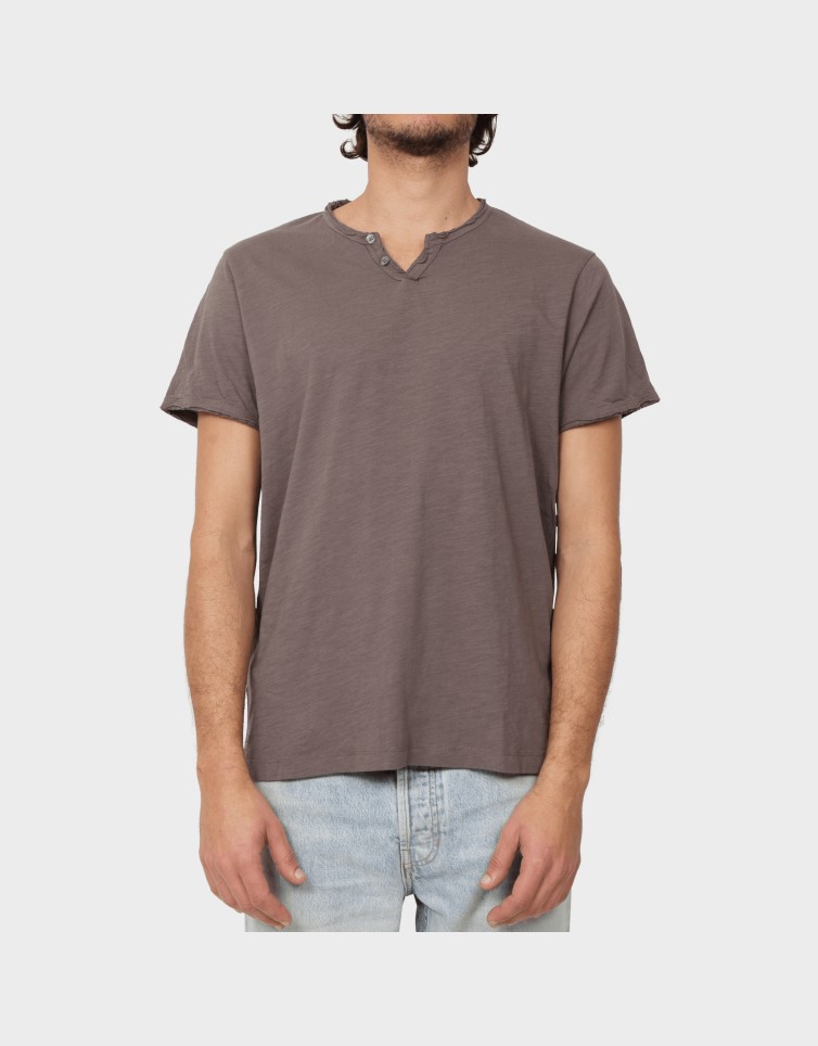 BASIC BUTTON TEE