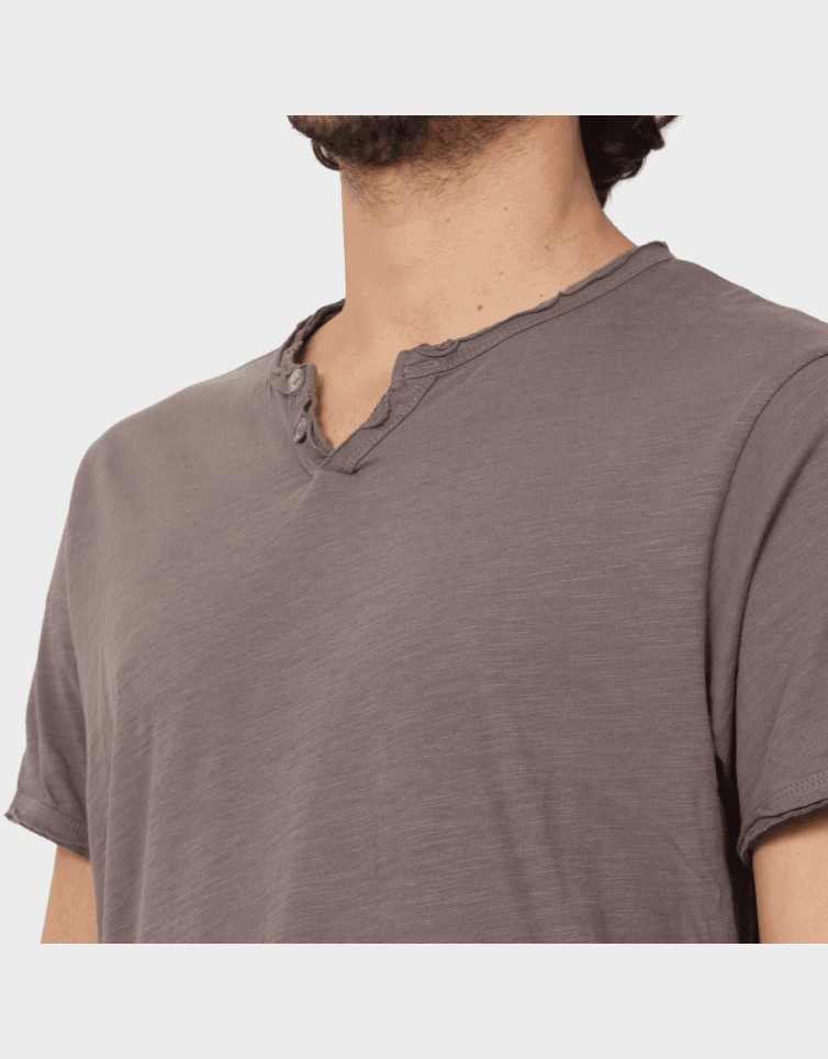 BASIC BUTTON TEE