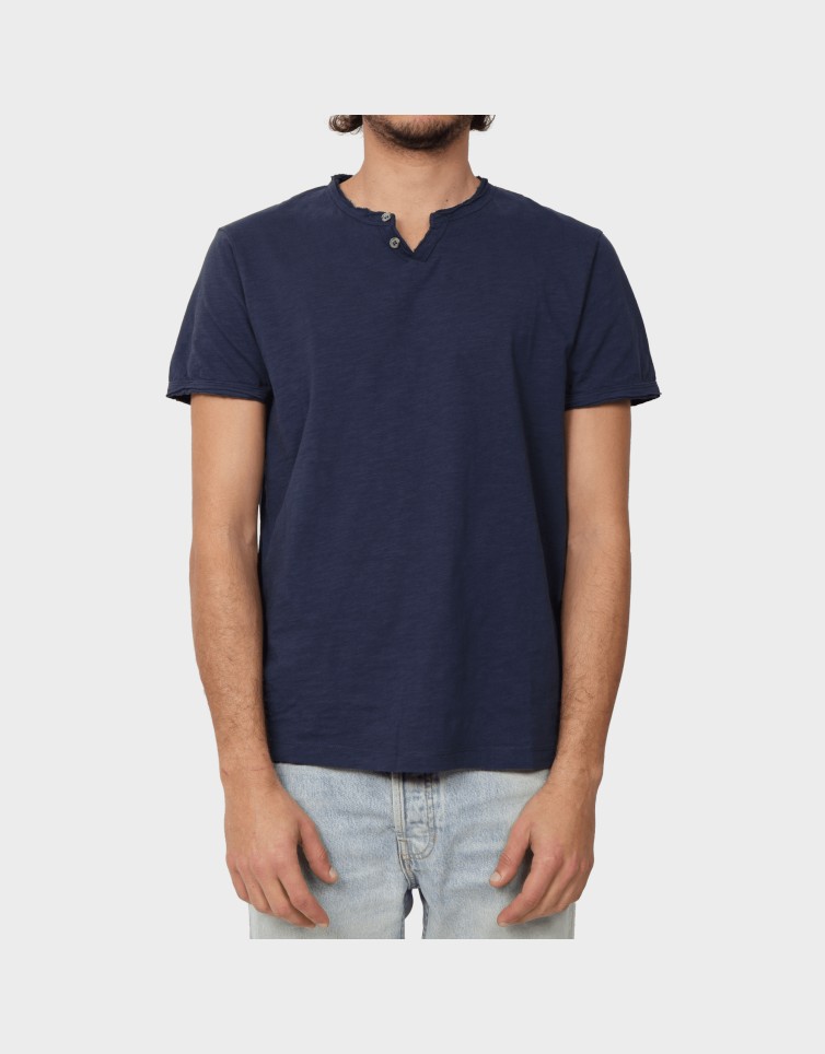 BASIC BUTTON TEE