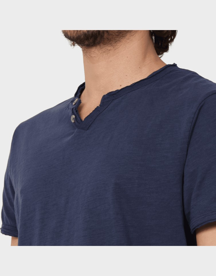 BASIC BUTTON TEE