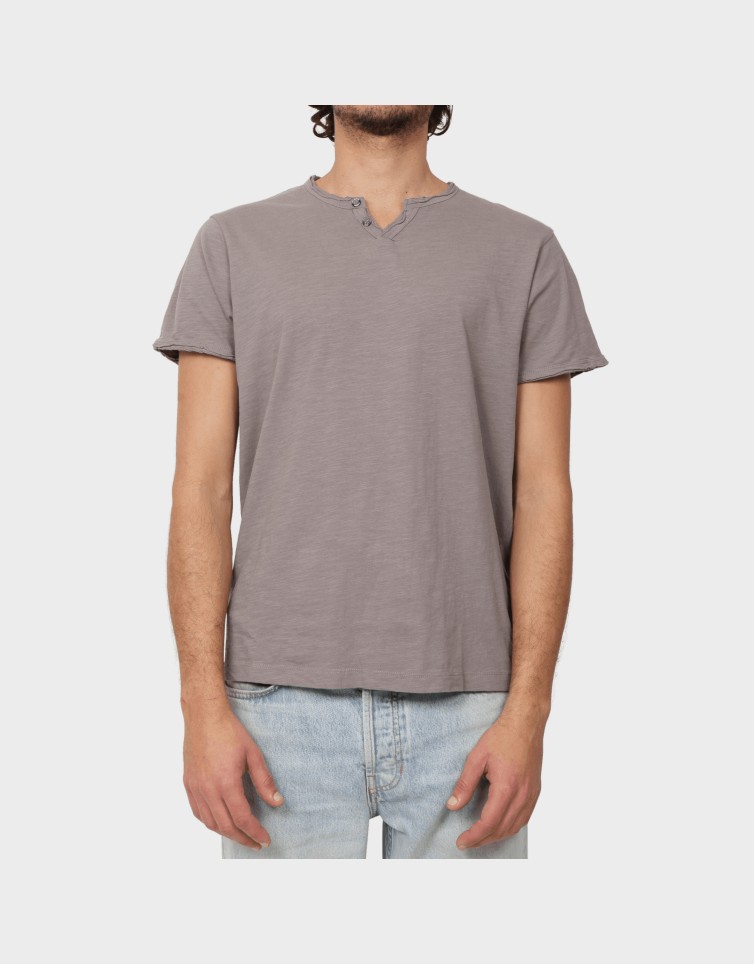 BASIC BUTTON TEE