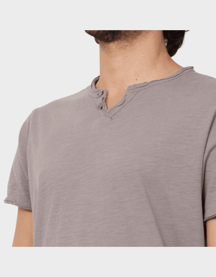 BASIC BUTTON TEE