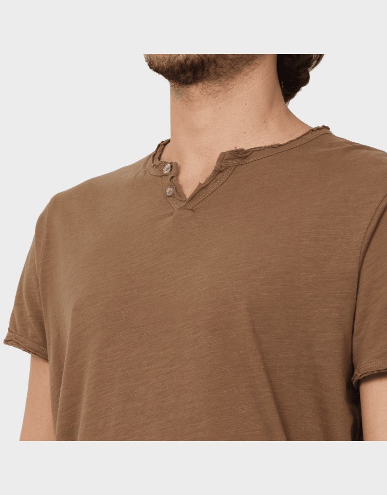 BASIC BUTTON TEE