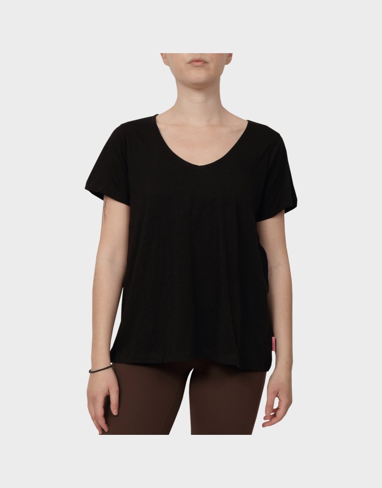ESSENTIAL TEE