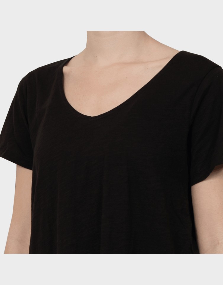 ESSENTIAL TEE