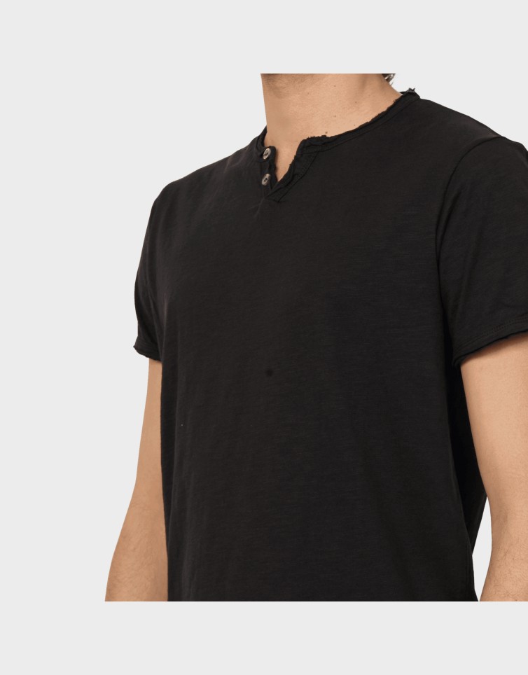 BASIC BUTTON TEE