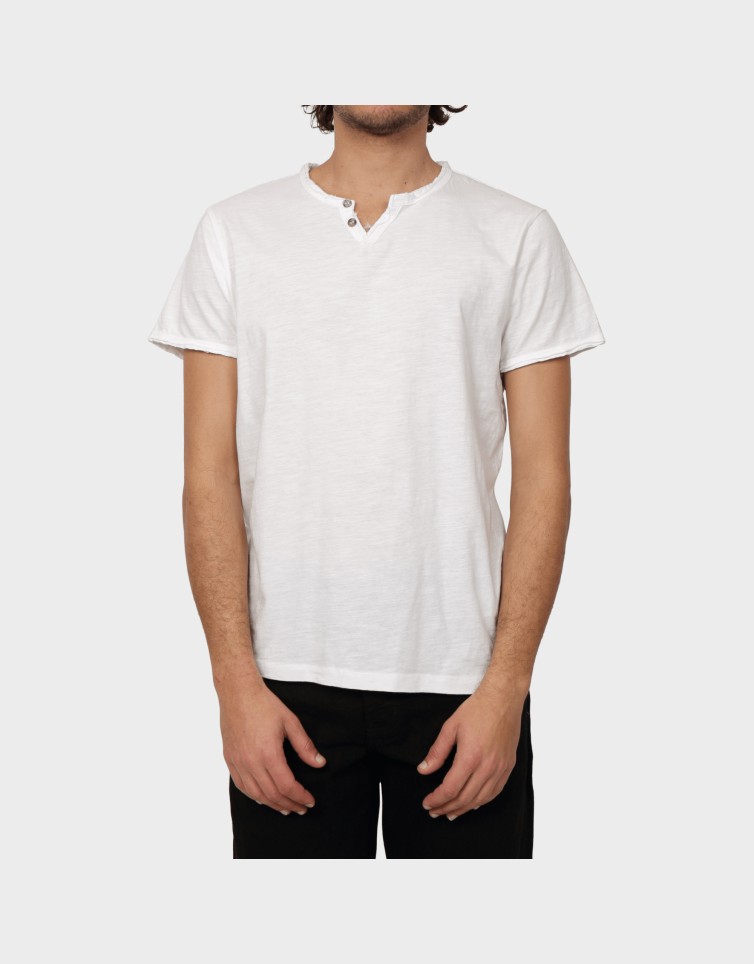 BASIC BUTTON TEE