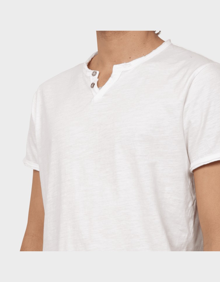 BASIC BUTTON TEE