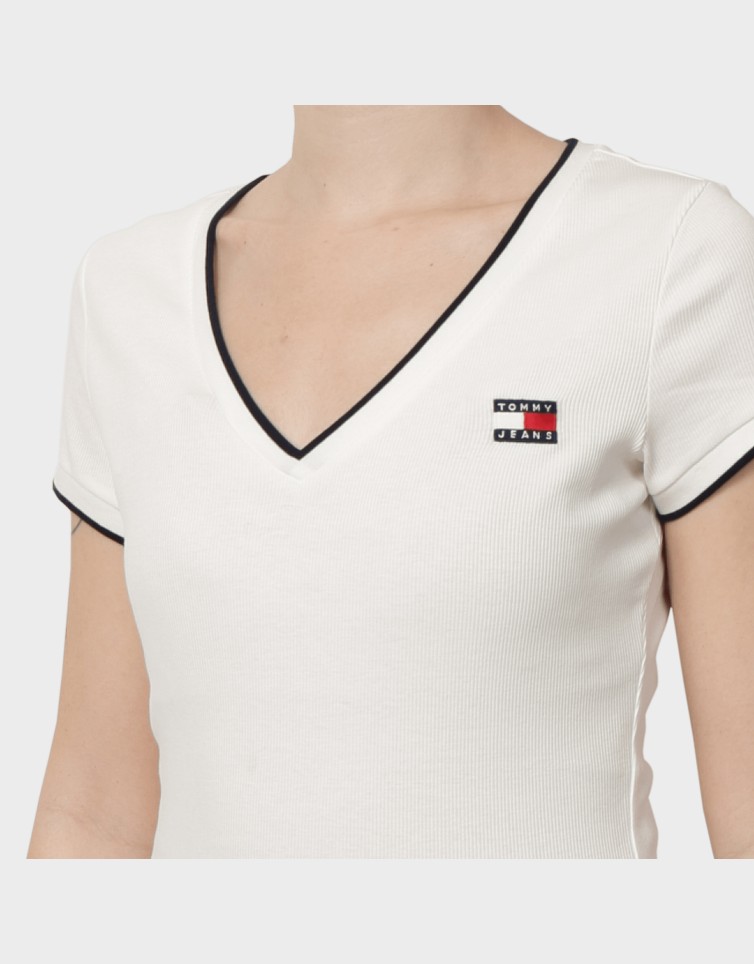 SLIM BADGE V-NECK TEE